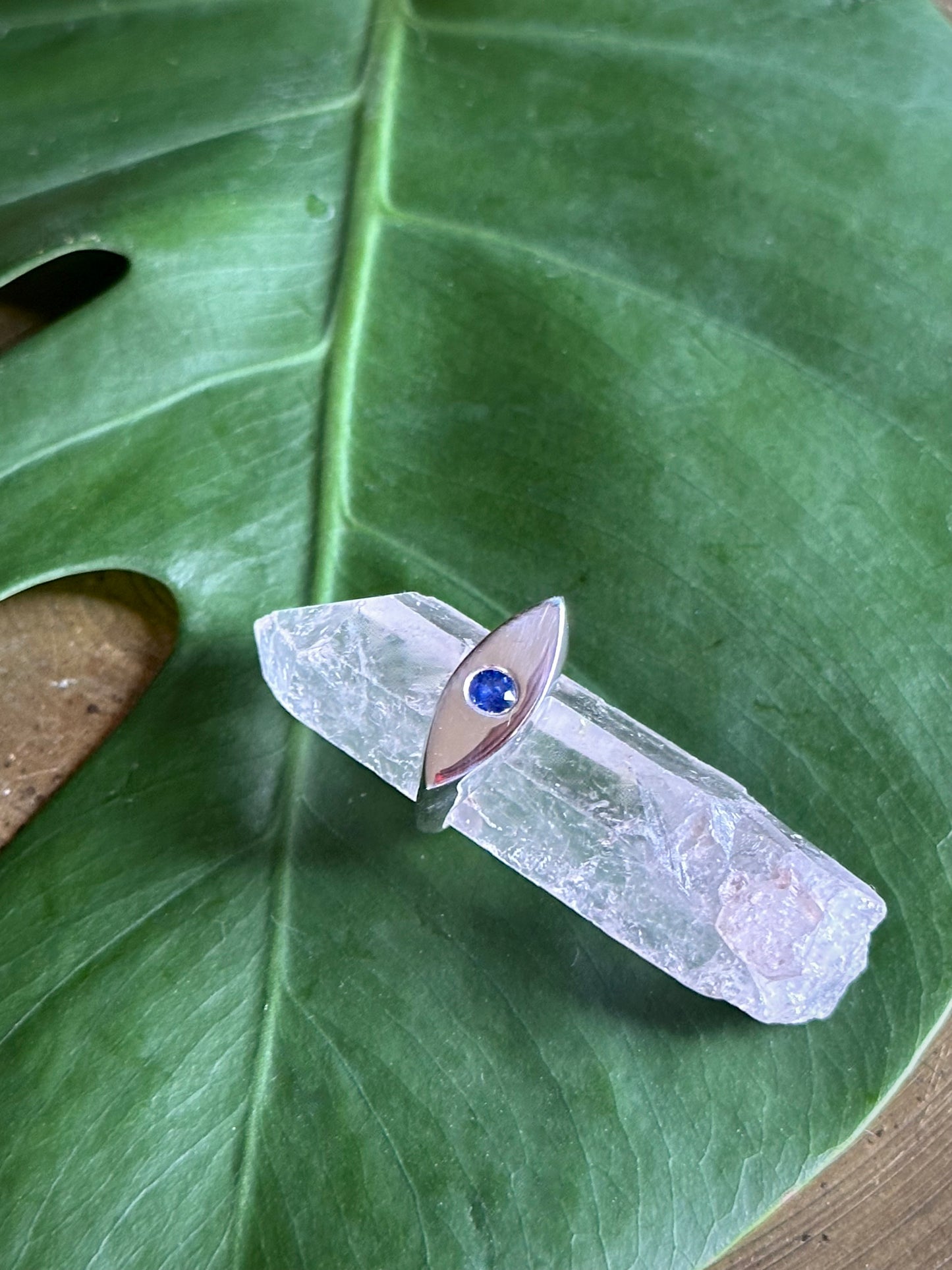blue sapphire eye ring