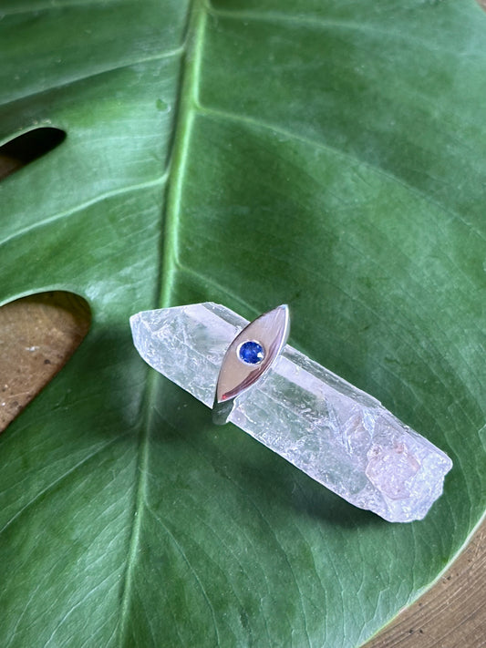 blue sapphire eye ring