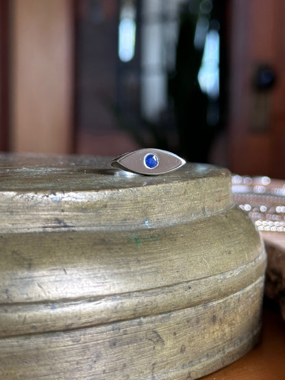 blue sapphire eye ring