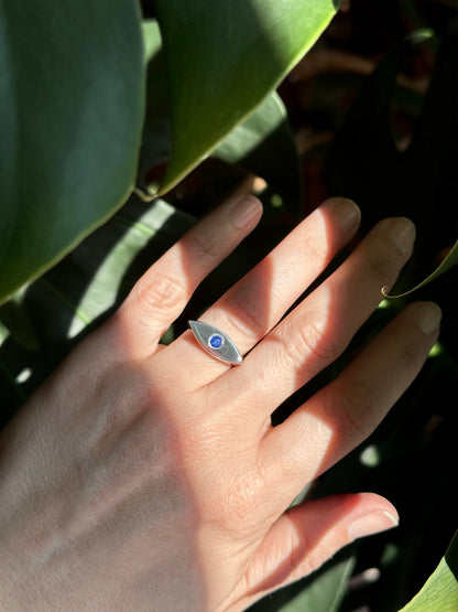 blue sapphire eye ring